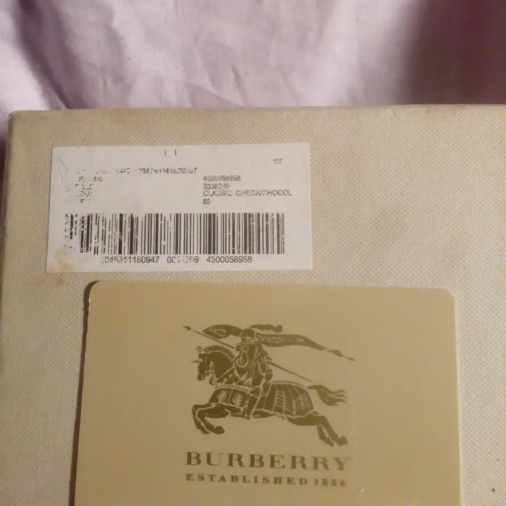 Burberry plånbok, kommer med originalbox o certifikat, har inte använt på länge, mycket bra skick, inga skador eller repor ser ut som ny!!!. Väskor.