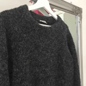  - Lång varm och mysig tröja från weekday. Köpt här på Plick men aldrig kommit till användning. Frakt tillkommer🌸