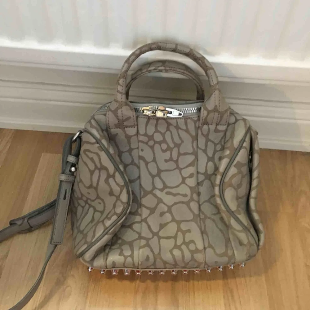 Säljer min alexander wang väska i modellen ”rockie”, med leopardliknande mönster och silverfärgade nitar. Den är i nyskick och dustbag och tags finns kvar!  Nypris låg på ca 8000 kr Kan ev tänka mig att gå ner något i pris vid snabb affär:). Väskor.