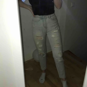  - Priset är inkl frakt Mom jeans med slitningar