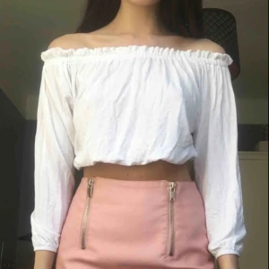 - off shoulder topp från UO (lite skrynklig på bilden tyvärr). står xs men passar även s och kanske m då den är väldigt stretchig. OBS! fraktar ej, möts upp i stockholm💓