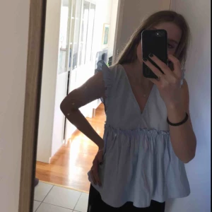  - Supersöt blus från zara men kommer inte till användning längre!✨✨ Köparen står för frakt!🥰🥰 skriv för fler bilder😘
