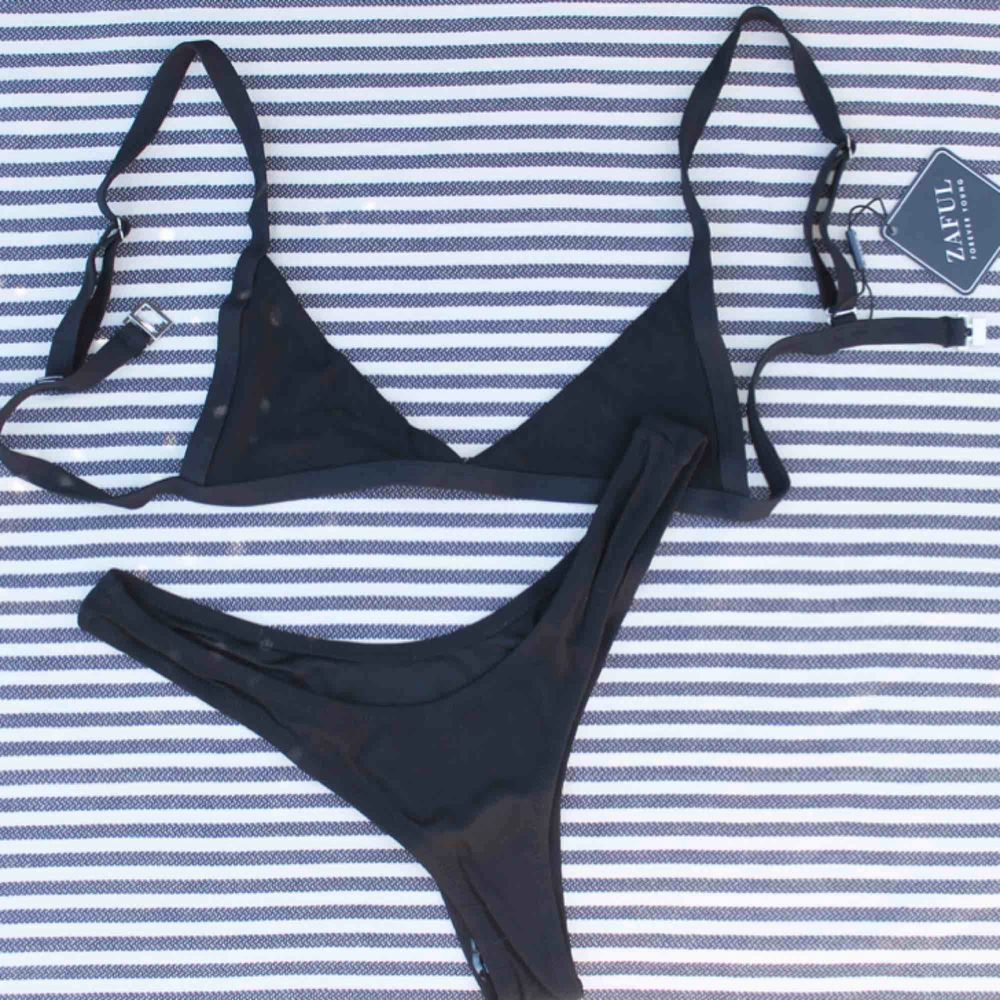 Ribbad svart bikini utan inlägg 💛 Observera att den är liten i storleken 199kr + 39kr frakt. Övrigt.