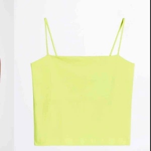  - Populärt gult linne med spaghettistraps från Gina Tricot. Jättefint till sommaren.✨ Använt fåtal gånger men i perfekt skick. Frakt tillkommer.