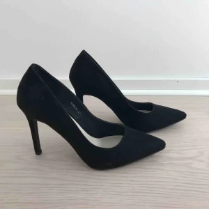  - Helt oanvända svarta klackskor, endast provade. 10 cm klackhöjd. Nypris 349kr. Originalkartong medföljer. Köparen står för fraktkostnad enligt postens portotabell.