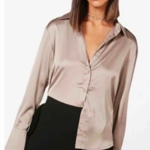  - Satin skjorta i beige! Storlek 38, passar XS-M. Varsamt använd  Frakt tillkommer, möts i Stockholm 