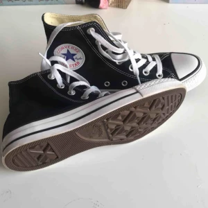  - Helt nya svarta Converse, endast använda 2 gånger innan jag insåg att de var fel storlek 💔 Köparen står för frakt