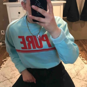  - Fett snygg sweatshirt ifrån stay köpt på Carlings turkos med röd/rosa lysaktig färg på texten. Oanvänd  vilket gör att den är i väldigt fint skick. Nypris ca. 600kr, den är lite större i storleken vilket gör att den sitter lite oversized.