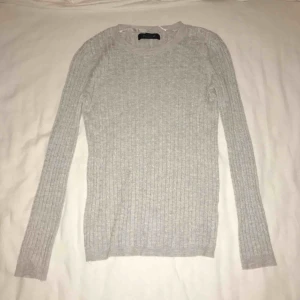  - Snygg ribbad tröja. Mjuk och skön. Passar både XS och S för den är väldigt stretchig. Har du några frågor eller vill ha fler bilder är det bara att skriva till mig 😊 Frakt betalar köparen. 