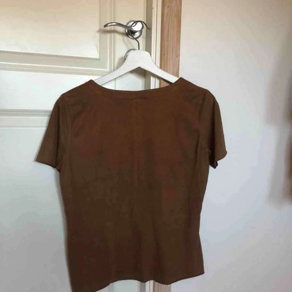 T-shirt från Gina tricot i brunt mockaliknande material, sparsamt använd, skulle säga satt den sitter mer som S än XS. T-shirts.