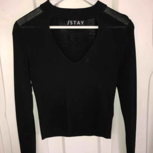  - Långärmad ribbad töja med u-ringning från carlings