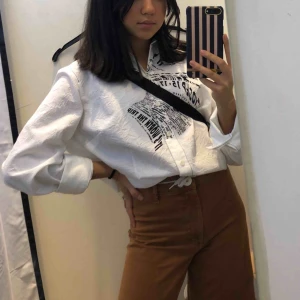  - Skitcool vit skjorta med svart tryck på köpt på second hand. Aldrig använd, nyskick. Jag fraktar.