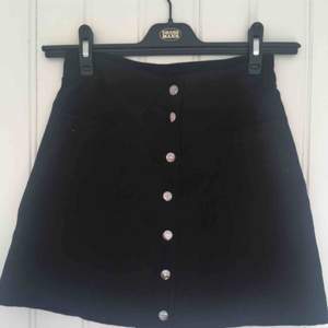 Jättefin kjol med knappar från H&M :)                                     Har endast använt ett fåtal gånger                                          Frakten är gratis