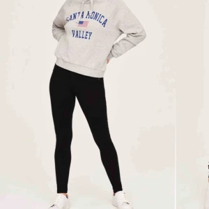  - Stretchiga jeansleggings med smal passform i storlek M ✨ Köpt för 299 kr från Gina Tricot och modellen på bilden är 176 cm lång och bär storlek S  Köparen står för frakten 💗