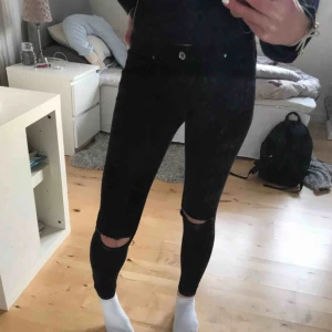  - Jeans med hål på knäna, står storlek XS men passar mig med s/m (är 174 cm lång) 50kr + frakt💗