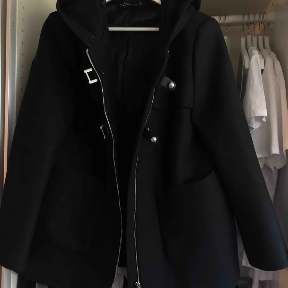 Säljer min jacka/kappa som jag köpte från Zara för ca 500-700, inköpt för några år sedan och använt max 3 gånger. Priset kan diskuteras, köparen står för frakt eller kan mötas i Göteborg ⭐️. Jackor.