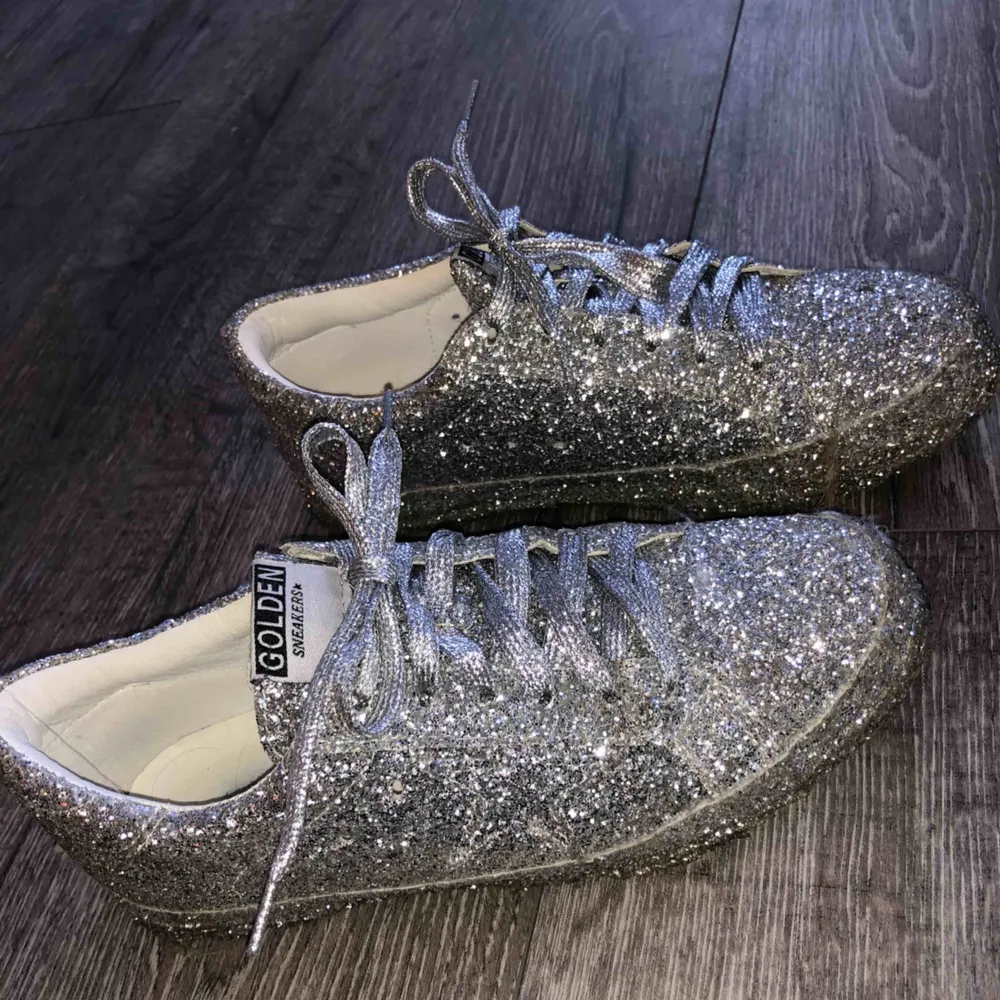 SKITBALLA skor i endast silvrigt glitter! Använda ca 4 gånger. Man tror att dem är stela och osköna men dem är faktiskt jätte bekväma! Dem var stela innan men satte in dom i ugnen (hehe) och då töjde dom ut sig! ☺️😃☺️😃. Skor.