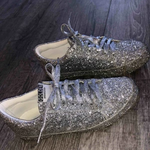  - SKITBALLA skor i endast silvrigt glitter! Använda ca 4 gånger. Man tror att dem är stela och osköna men dem är faktiskt jätte bekväma! Dem var stela innan men satte in dom i ugnen (hehe) och då töjde dom ut sig! ☺️😃☺️😃