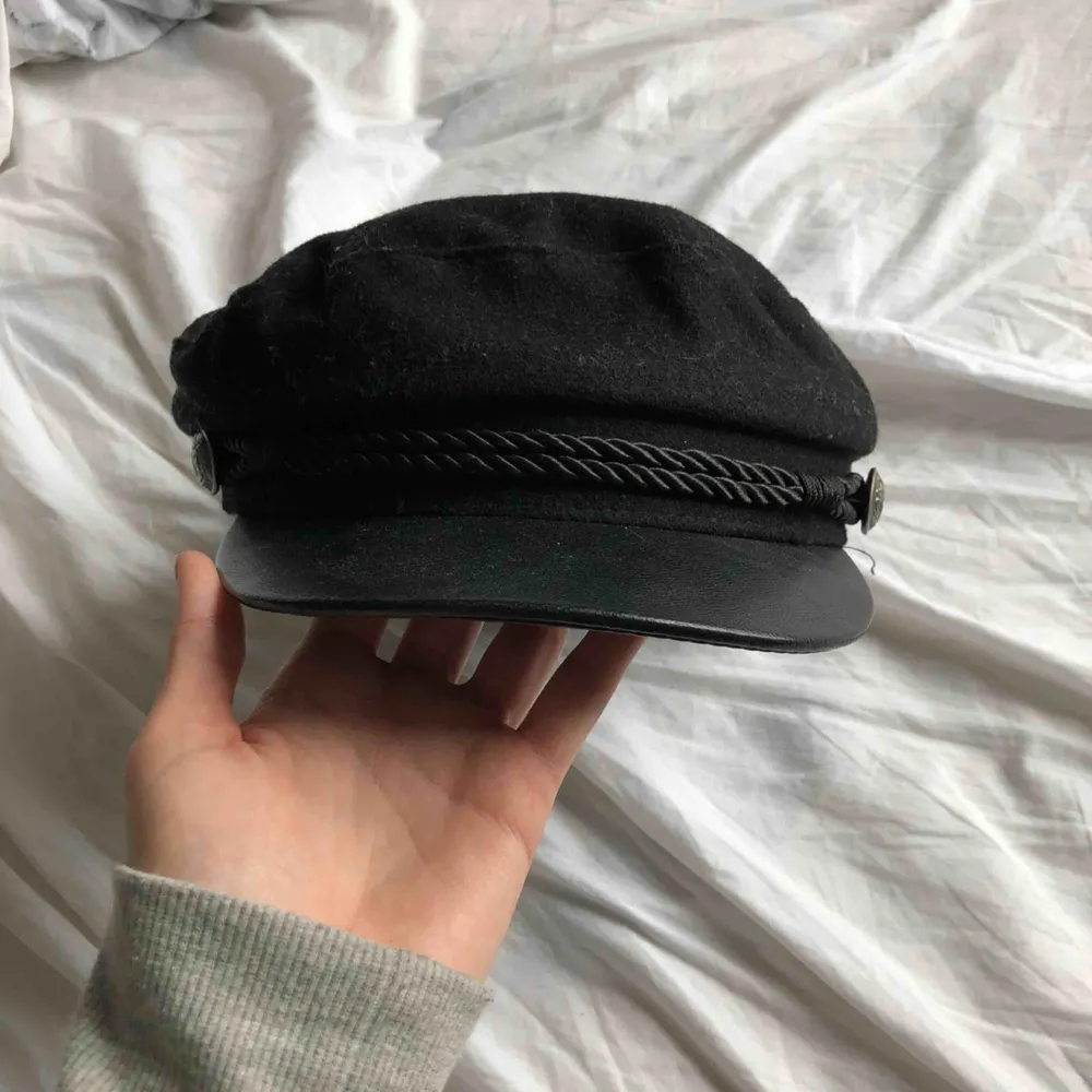 Säljer denna keps/hatt från H&M. Den är lite dammig på bilderna, men annars i bra skick. Köparen står för frakten, 55kr. Accessoarer.