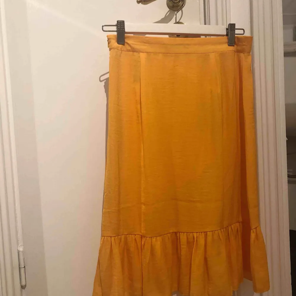 Snygg kjol från nakd som är gul/orange. Använd 1 gång. Frakt ingår. Kjolar.