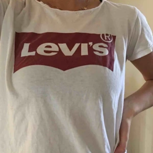  - Levis tröja