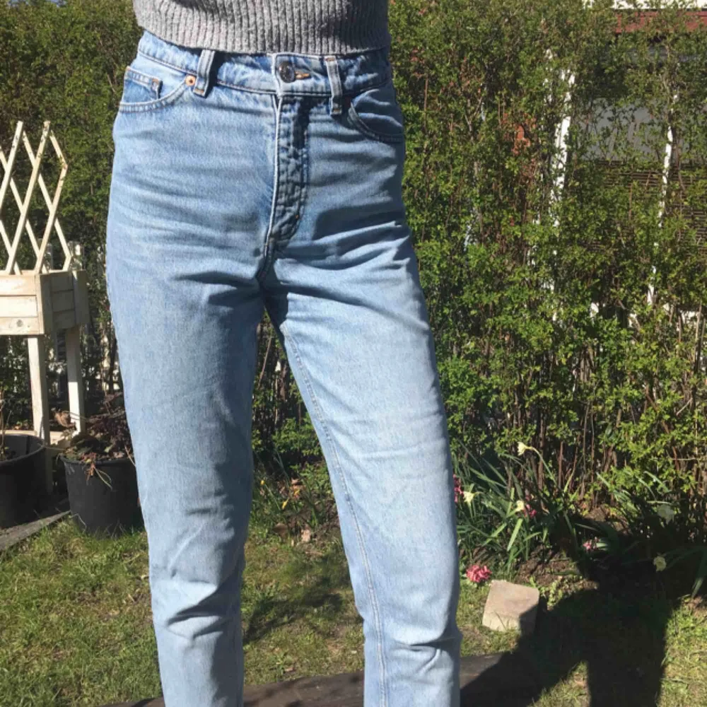Skitsnygga jeans från Monki! Säljer pga för små. W25, highwaist. Kan mötas upp i Malmö annars står köparen för frakten.. Jeans & Byxor.