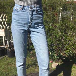 Skitsnygga jeans från Monki! Säljer pga för små. W25, highwaist. Kan mötas upp i Malmö annars står köparen för frakten.