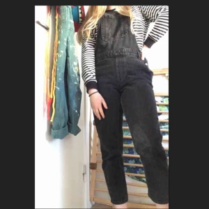  - svarta hängselbyxor från monki! inga defekter, köpt på plick för ett tag sen men jag bestämde mig för att hängselbyxor inte är min grej längre! möts upp i uppsala eller sthlm :)