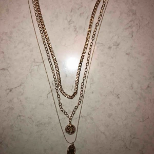  - Tre halsband i ett. Guldigt. Ej använt.