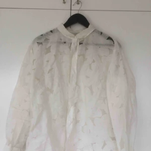  - Vit skjorta! Genomskinligt tyg med mönster. Fin som oversize. Köparen står för evt frakt. 
