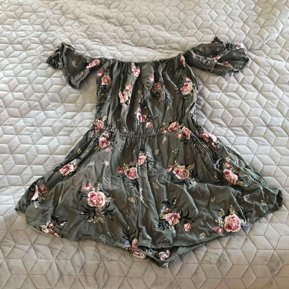 Snygg jumpsuit från H&M i blommigt mönster Frakt 55kr. Klänningar.