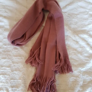  - Aldrig använd halsduk från h&m. Frakt ej inkluderat.