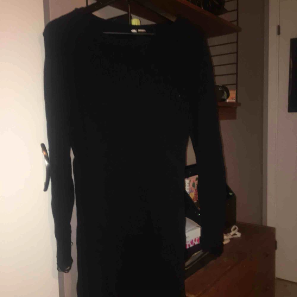 Stickad svartklänning med ”trasiga” detaljer. Assnygg, cool och enkel! Helt perfekt helt enkelt. . Klänningar.