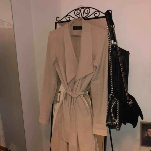  - Helt ny kappa från Only, köpt för 500kr förra sommaren, väldigt bra skick, säljes pga brist på användning, frakt tillkommer