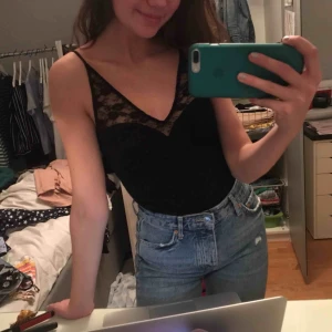  - Helt oanvänd body i spets från hm. frakt tillkommer på 39kr