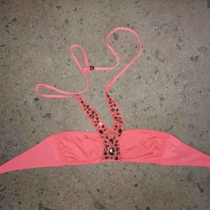  - Bikiniöverdel med detaljer i storlek xs