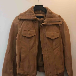  - Väl använd skinnjacka 