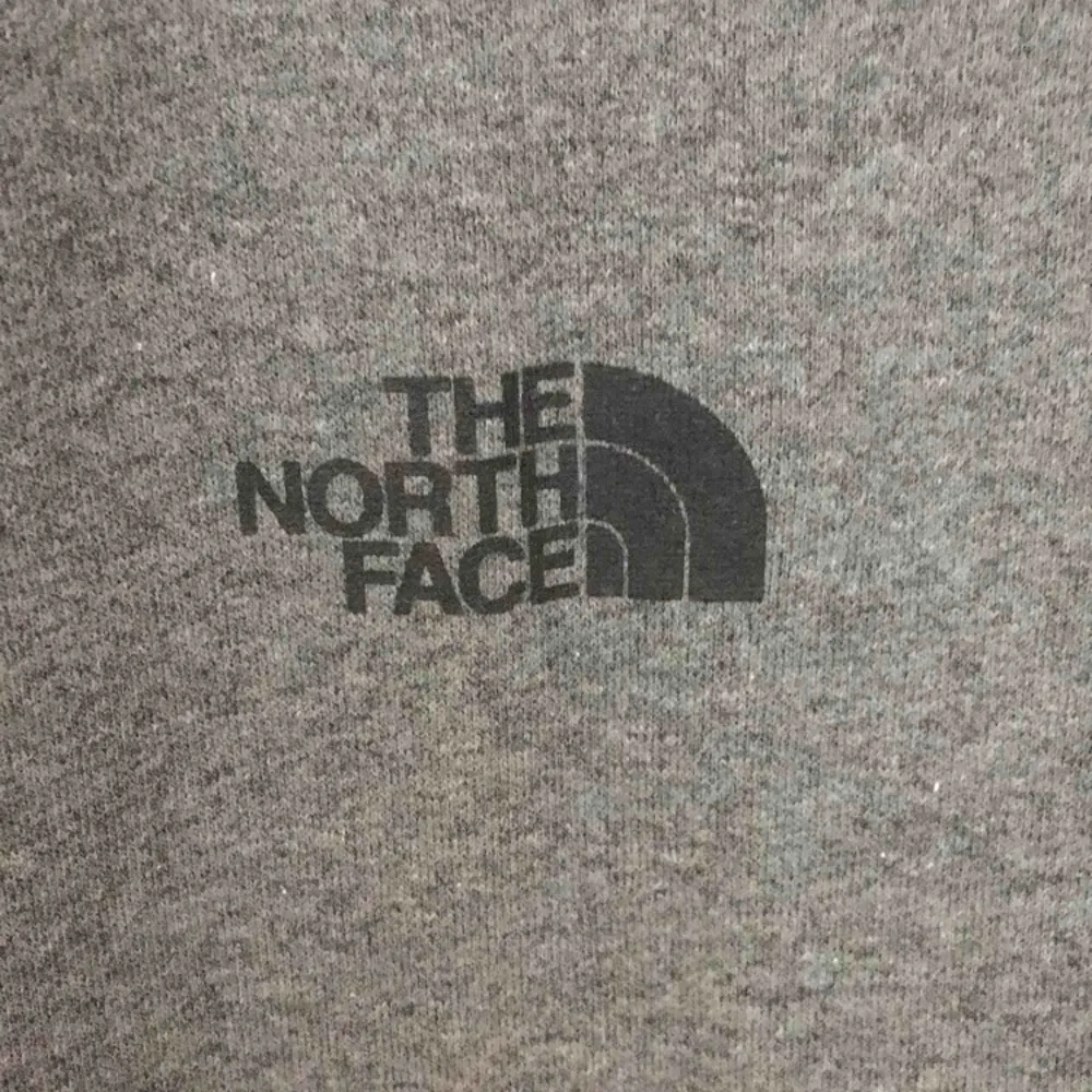 The North Face tröja. Storlek L men sitter mer som en M, är lite liten i storleken. Möts i Örebro eller skickar, köparen betalar frakt (50kr).. Hoodies.