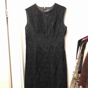  - Klänning i svart blommönstrad spets (och underklänning). Sparsamt använd och i fint skick. Frakt ingår i priset. 