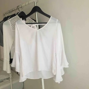  - Finaste sommarblusen. Köpt på Nakd, använd en gång. 