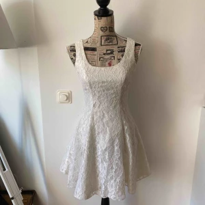  - Vit spetsklänning från Beyond Retro med vacker rygg och underkjol med tyll. Liten skada i spetsen (bild 3).