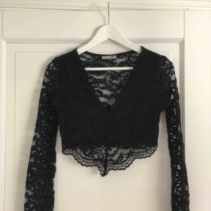  - Svart topp i spets 