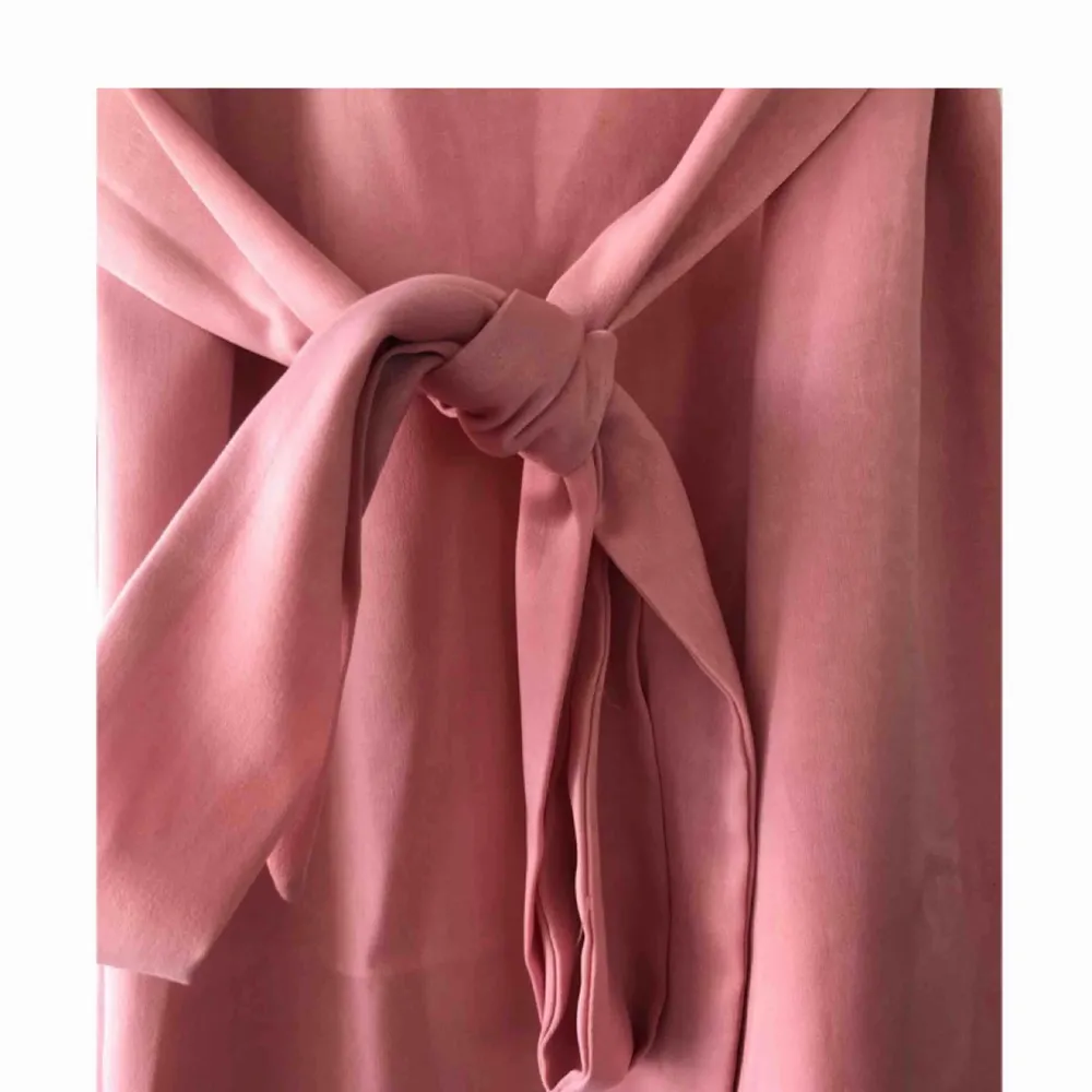 Rosa klänning från Hannalicious x NA-KD. Använd en gång, nypris 399kr!. Klänningar.
