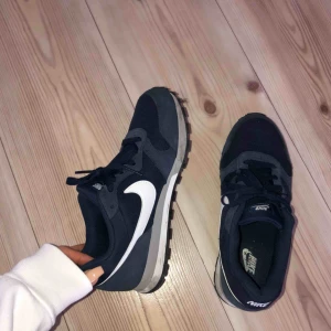  - Nike sneakers i storlek 40 men passar som en 39a. Väldigt bra skick. Möts upp i Växjö eller skickas mot frakt.
