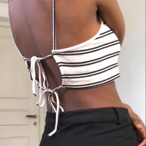  - Söt randig crop med öppen detalj på baksidan 🤤 