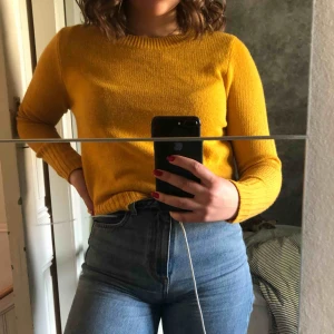  - Gul stickad tröja, samma modell som den militärgröna jag la upp innan, frakt tillkommer