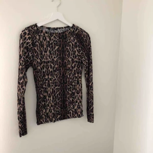  - Topp från Gina Tricot. Använd 2 gånger. Köparen står för frakten. Kan alternativt mötas upp vid tunnelbanestationen Stadion. 