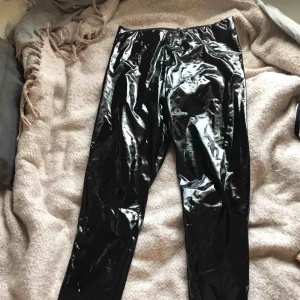  - En lackbyxa i storlek XL men den sitter som en S. Aldrig använda👖