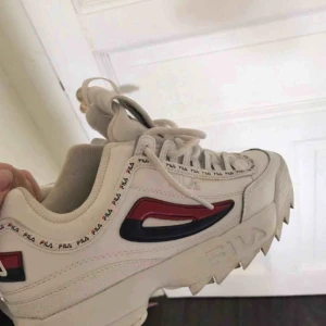  - Säljer mina fila disruptor Ii skor i jätte fint skick, lite små i stolek så är som ett par 38