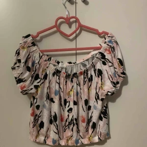  - Tops i storlek s, fin skick, Finns i Odenplan Stockholm, 10kr för porto 